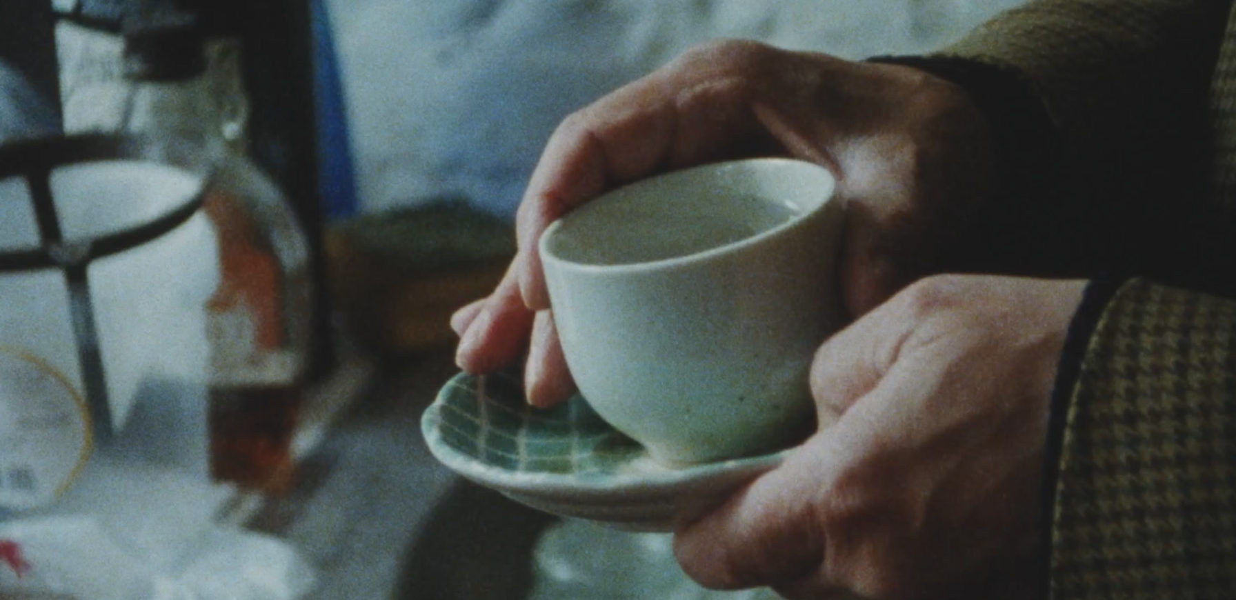 茶碗を持つ手（『人と私を結ぶ物』より）